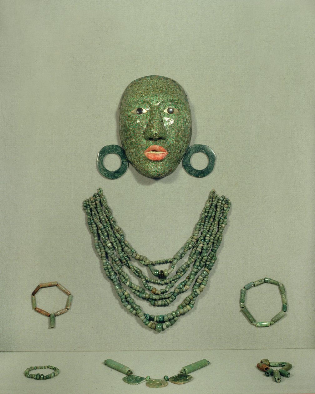 Pohřební maska Calakmul s límcem a náušnicemi, poloostrov Yucatán, Mexiko Pozdní klasické období (600-900 n. l.) (Jade) od Mayan