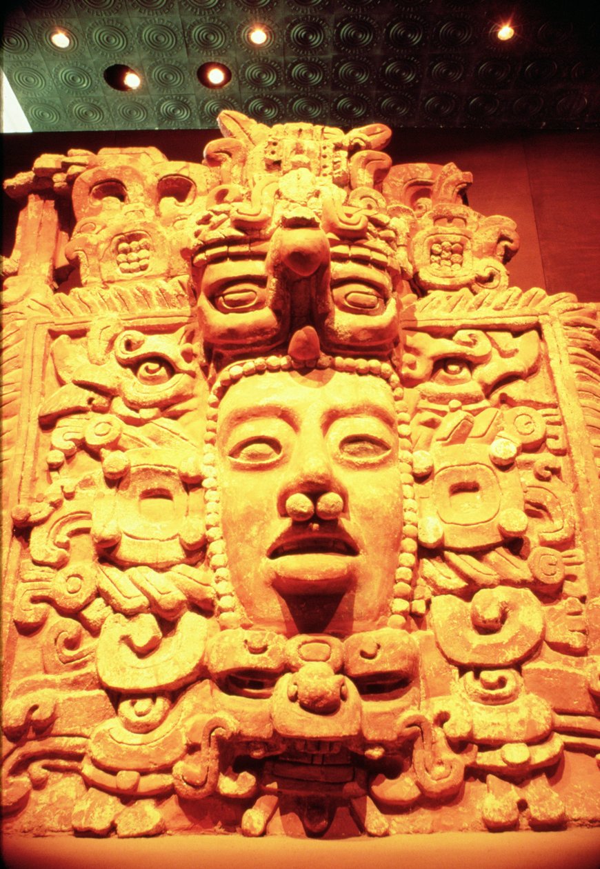 Detail ze zdi chrámu s hlavou boha slunce od Mayan