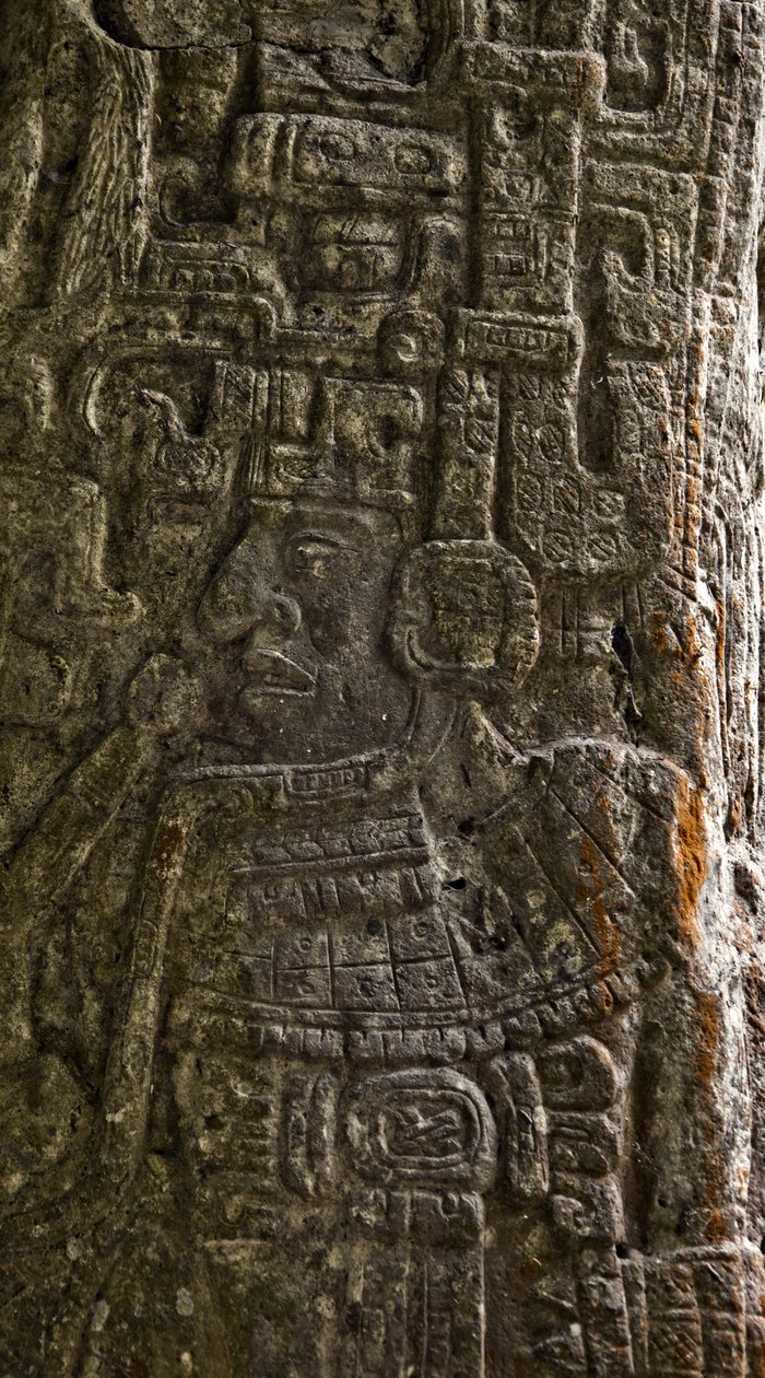 Detail Stely 14 zobrazující hráče s míčem v neklasickém mayském stylu, kámen Terminal Classic od Mayan