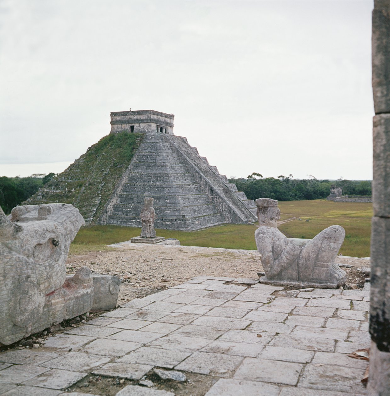 El Castillo, pohled z Chrámu válečníků, ukazující Chacmool od Mayan