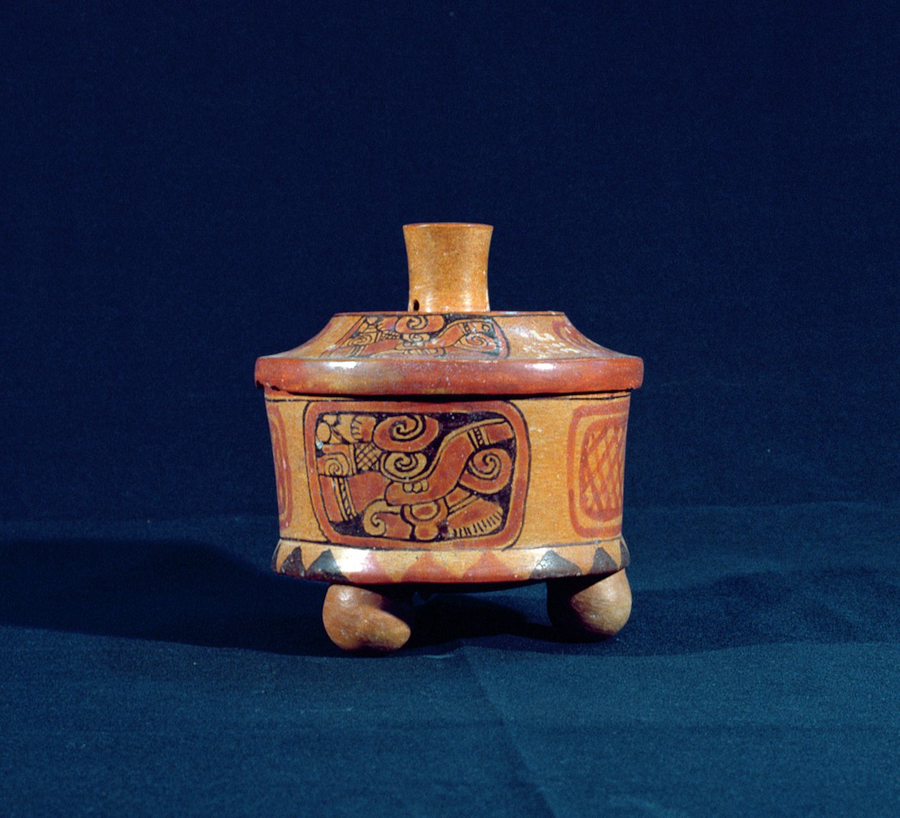 Pohřební nádoba s vlivem Teotihuacánu, z Peten, Guatemala, Střední Amerika, rané klasické období (asi 300-600 n. l.) (keramika) od Mayan