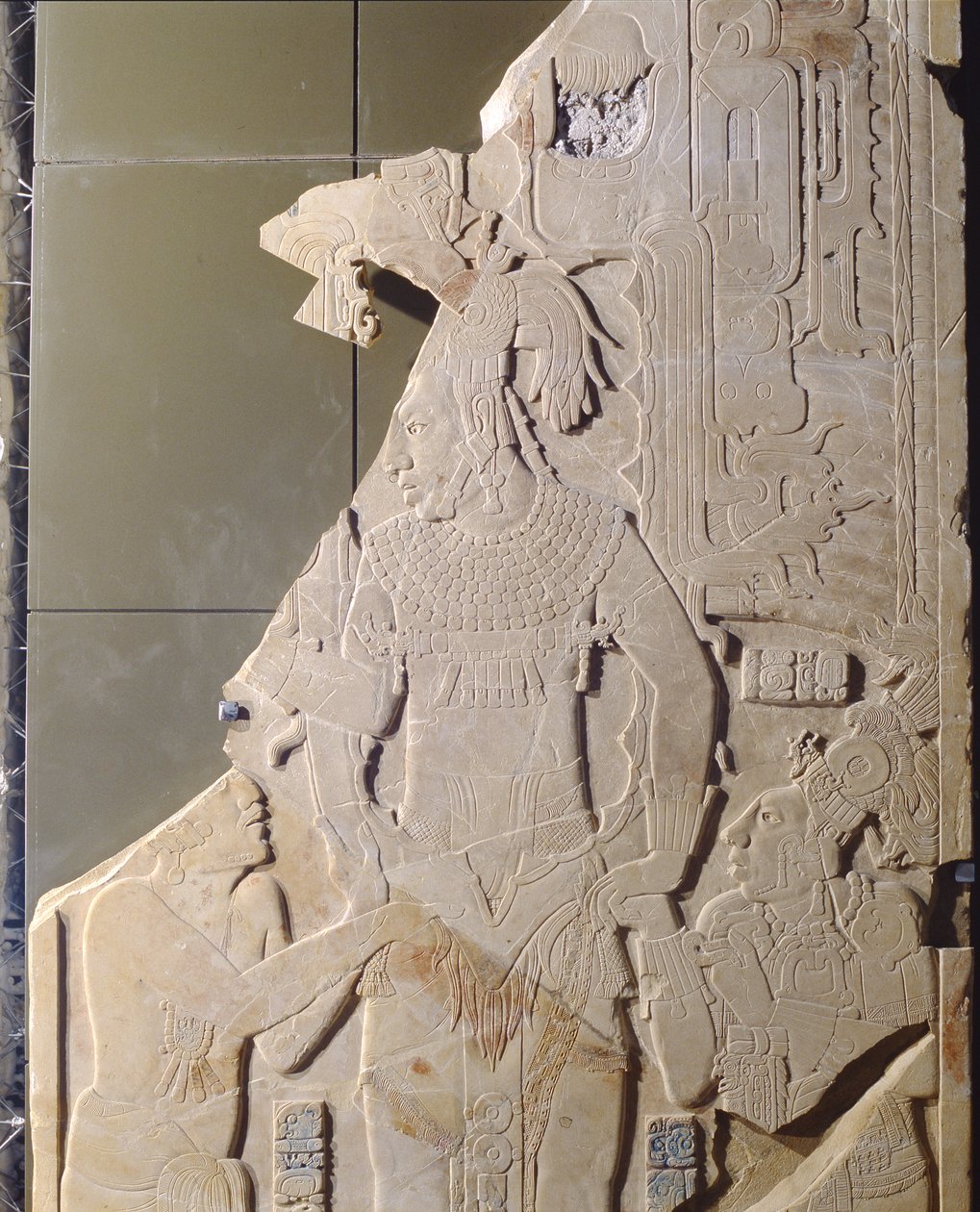 Panel zobrazující stojícího hodnostáře a dva klečící muže z chrámu XIX, Palenque, Chiapas, Mexiko, detail štuku z klasického období 238274 od Mayan