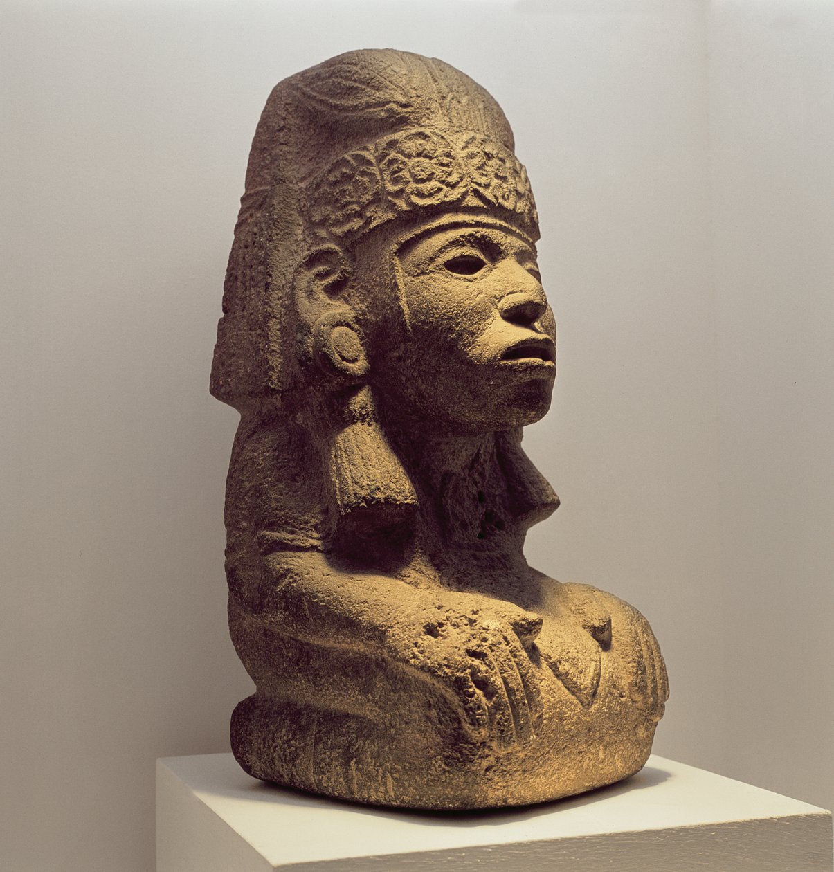 Hrnec v podobě klečící postavy, 800-1200 od Mayan