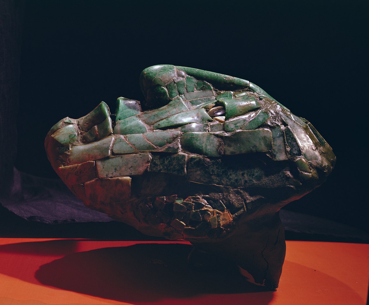 Boční pohled na mozaikovou masku, z Palenque, Chiapas (nefrit) od Mayan