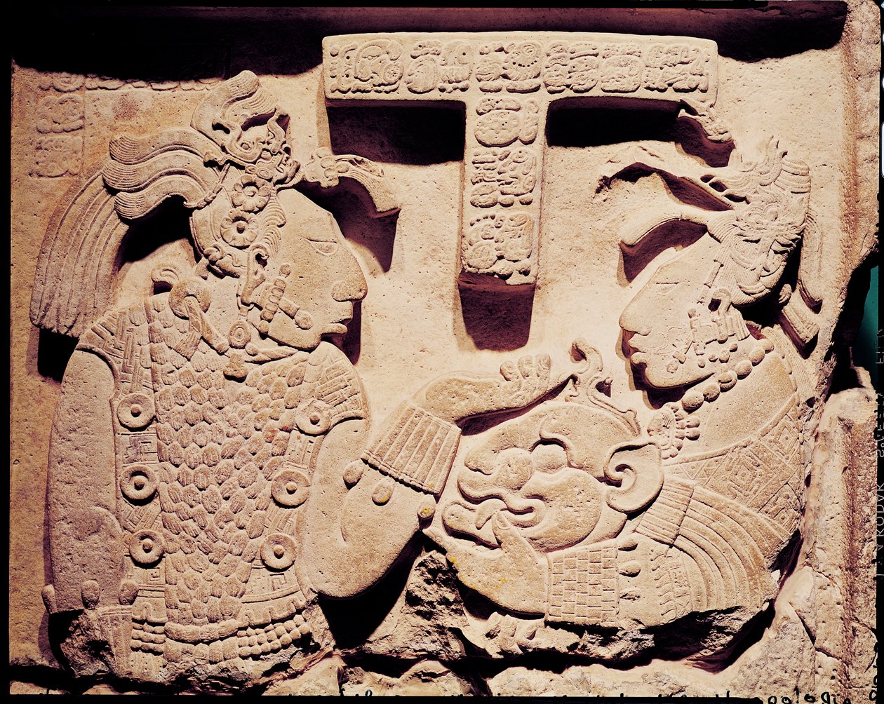 Stela zobrazující ženu předkládající masku jaguára knězi z Yaxchilan od Mayan