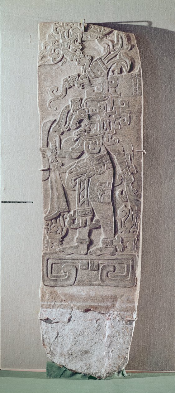 Stéla II, obdélníková s reliéfem zobrazujícím postavu stojící na plošině, předklasické období, cca 1000 př. nl-250 n. l. (žula) od Mayan