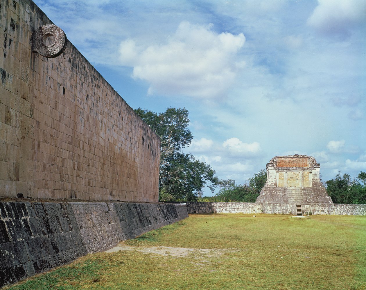 Stěna míčového hřiště, pravděpodobně dokončena v raném post klasickém období, cca 900-1200 našeho letopočtu od Mayan