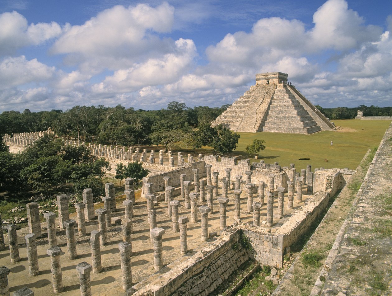 Pohled na chrám 1000 sloupů s pyramidou Kukulcan od Mayan