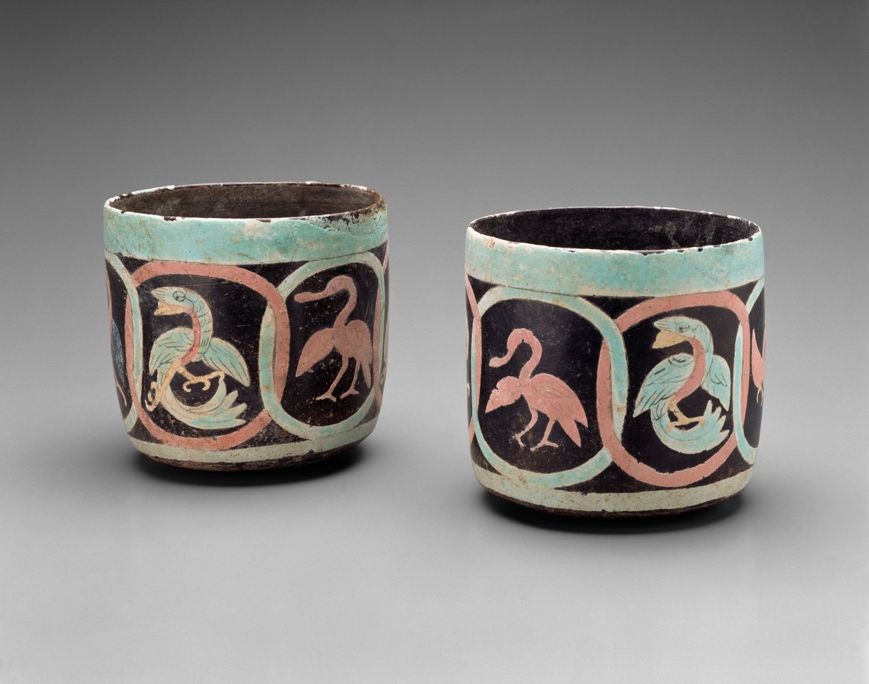 Mísy s ptáky v kartuších, Guatemala, Middle Classic, 500-700 (hliněné nádobí s malovaným štukem) od Mayan