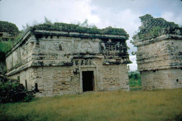 Klášter a přístavek od Mayan