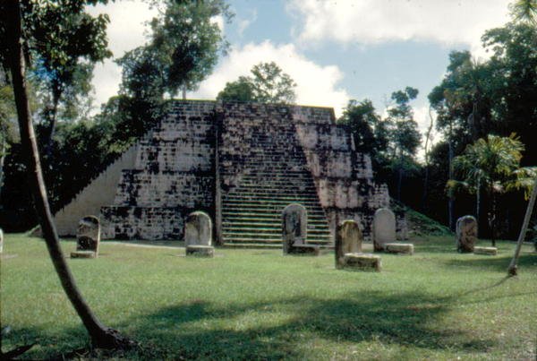 Skupina Twin Pyramids se stélami na nádvoří od Mayan