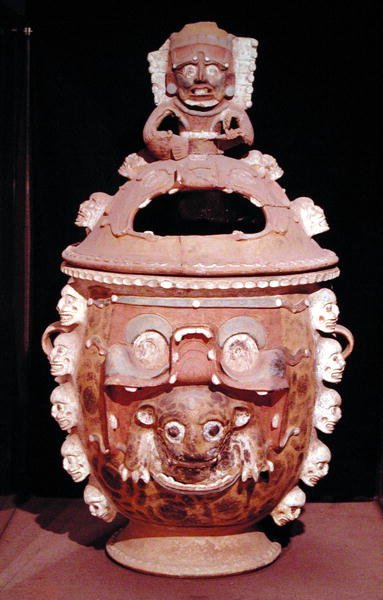Urna s víkem, z Guatemaly, klasické období, 600-950 (terakota) od Mayan