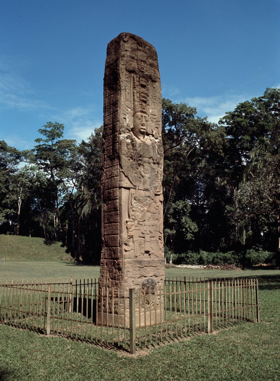 Detail stély E na velkém náměstí od Mayan
