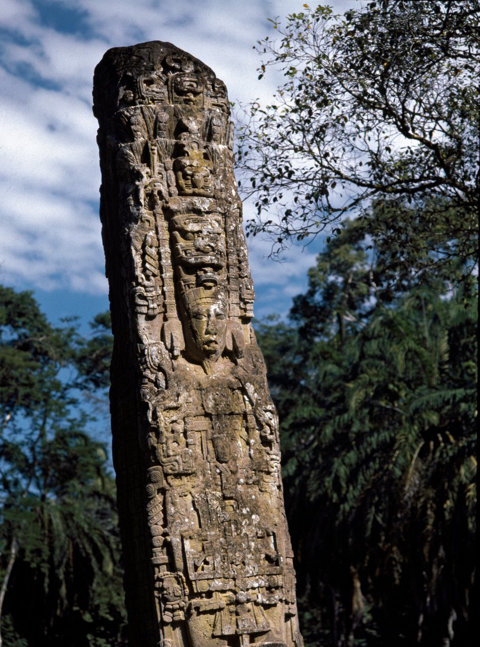Detail stély F na velkém náměstí od Mayan