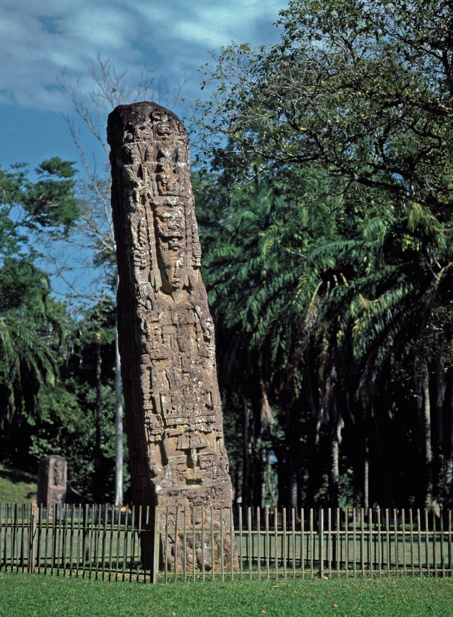 Detail stély F na velkém náměstí od Mayan
