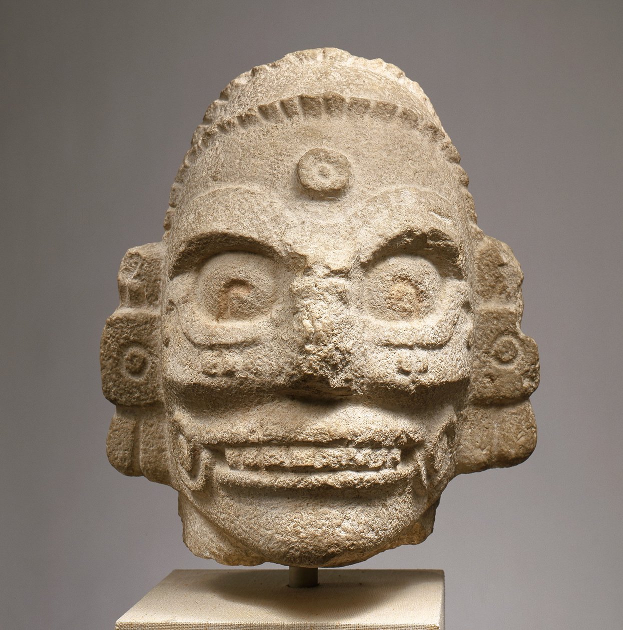 Hlava boha deště, cca 1000 (fosiliferní vápenec) od Mayan
