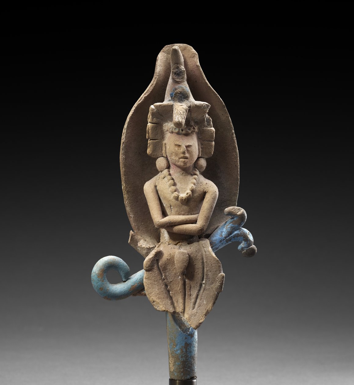Kukuřičný bůh v kukuřičné slupce, 600-900 n. l. (hliněné nádobí se stopami polychromovaného pigmentu) od Mayan