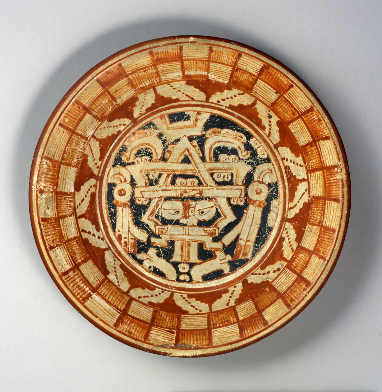 Talíř, cca 600-800 (keramický s červenou, oranžovou a černou na bílém skluzu) od Mayan