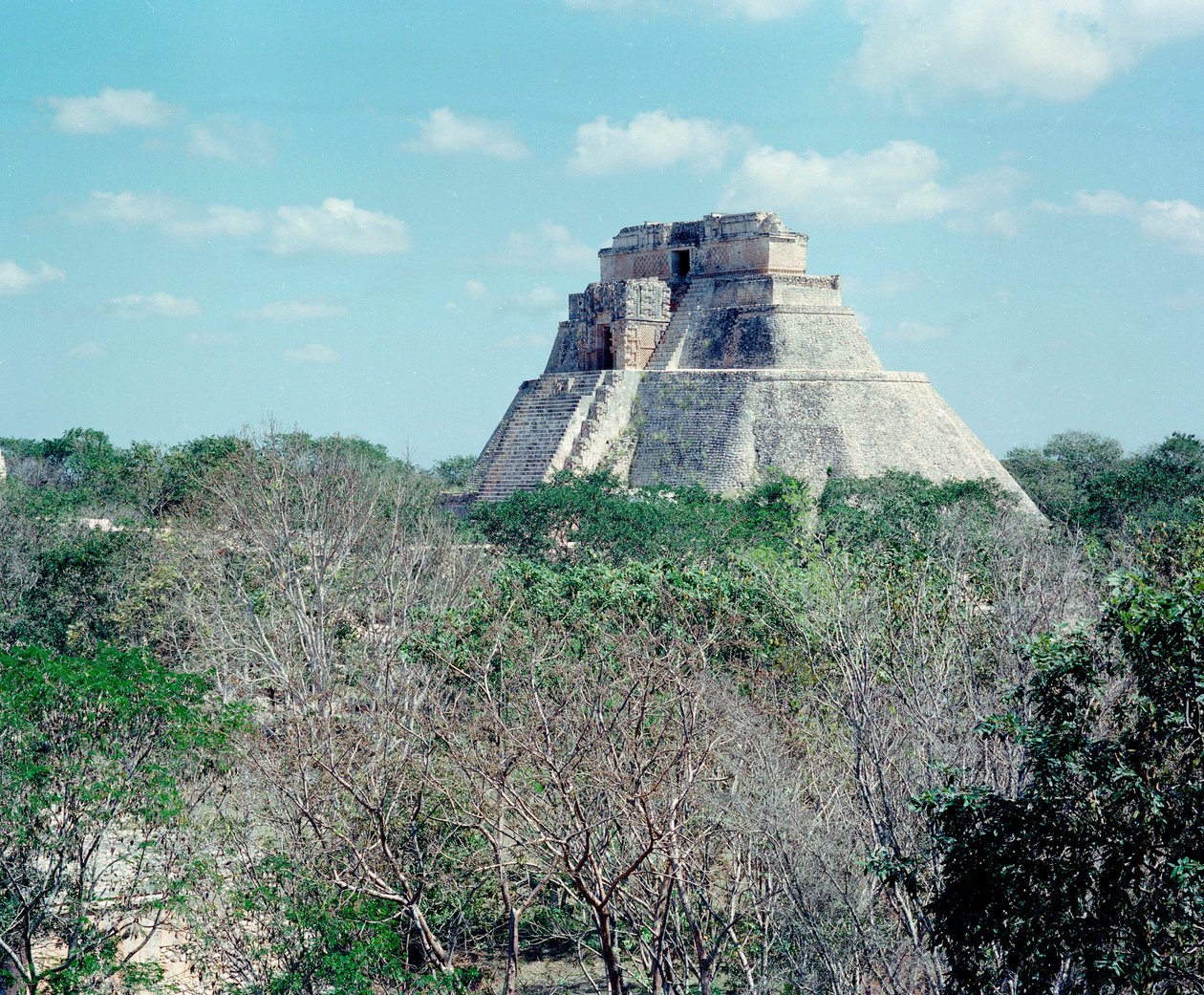 Předkolumbovská civilizace: pohled na horní chrám na místě starověkého hlavního města Mayů Uxmal, styl Puuc. Severní Yucatán 600-900 našeho letopočtu. Mexiko od Mayan