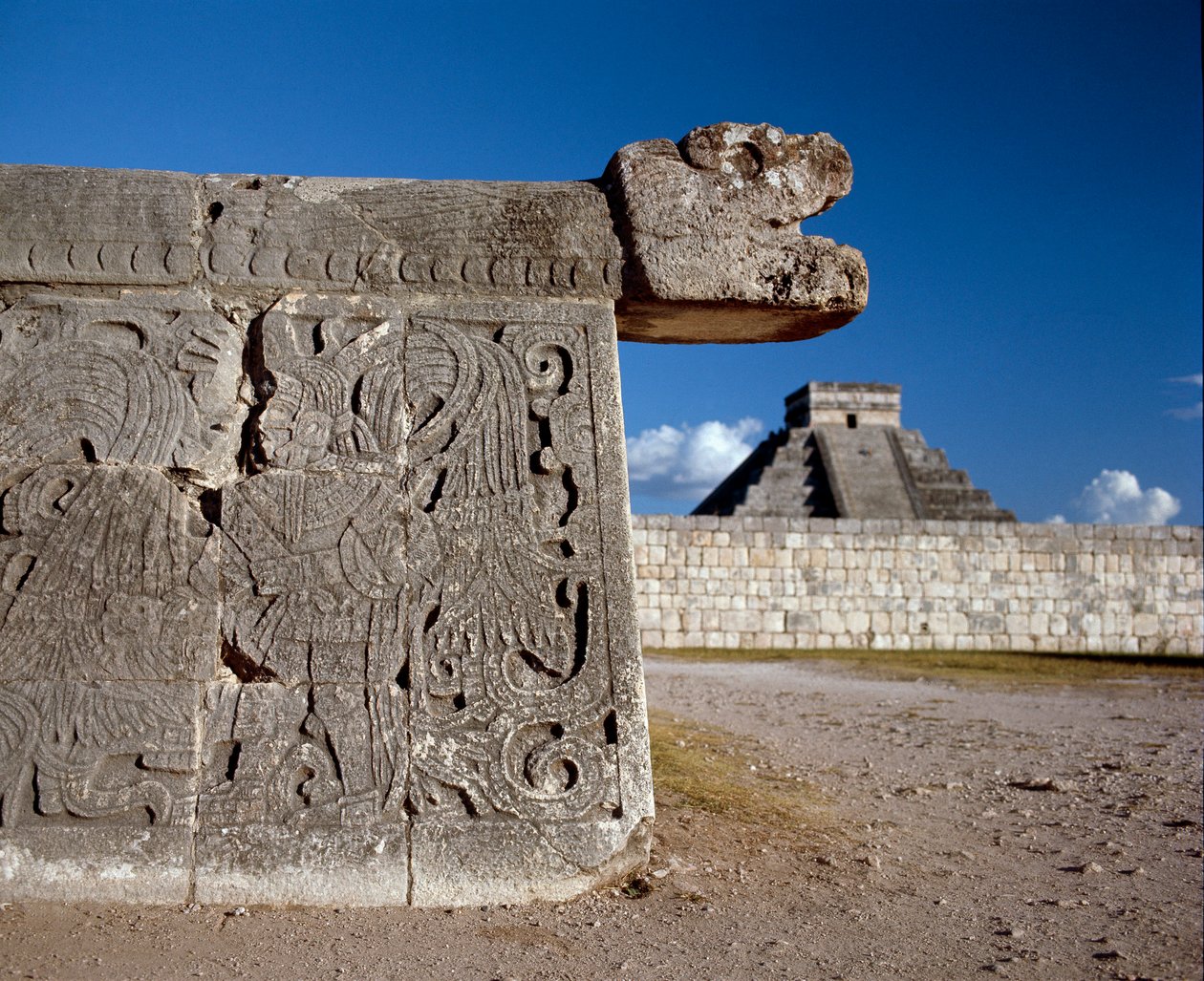 Velké míčové hřiště a v pozadí castillo, 750-1200 od Mayan
