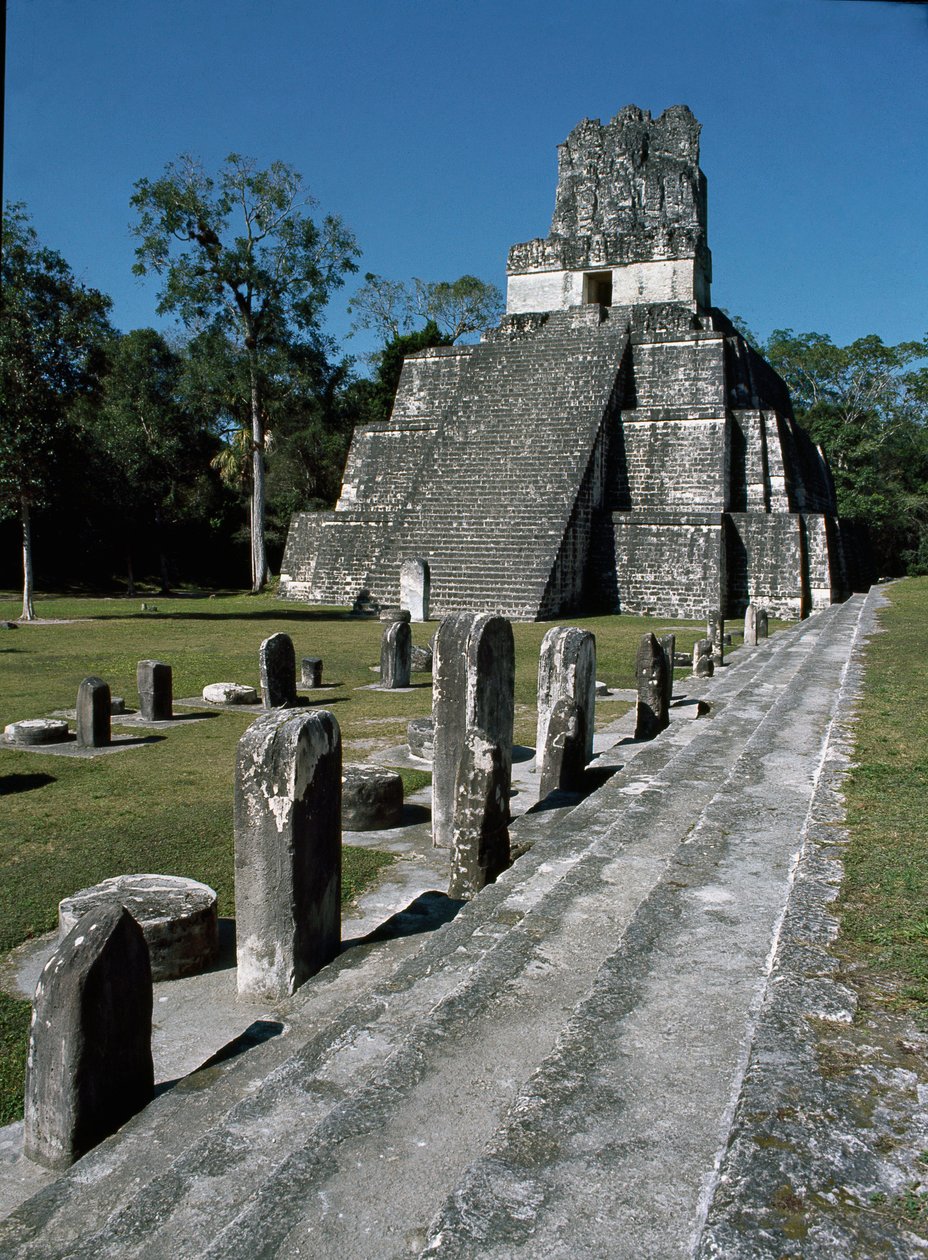 Pohled na chrám II nebo chrám masek Tikal, 7. až 8. století od Mayan