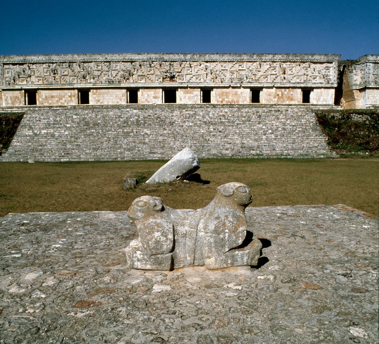 Pohled na místodržitelský palác, oltář dvou jaguárů, 9.-10. od Mayan