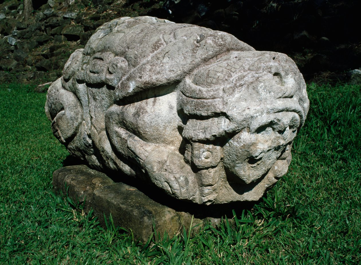 Zoomorfní oltář vyřezaný v bloku gresu od Mayan