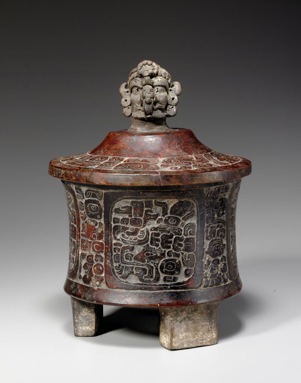 Mayská trojnožka s víkem a vyřezávanou nádobou, cca 250-450 od Mayan Mayan