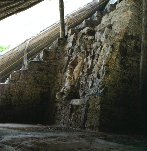 Architektonická maska, Chrám Mascarones, Kohunlich, Yucatánský poloostrov, Mexiko Raně klasické období (300-600 n. l.) (štuk a kámen) od Mayan Mayan