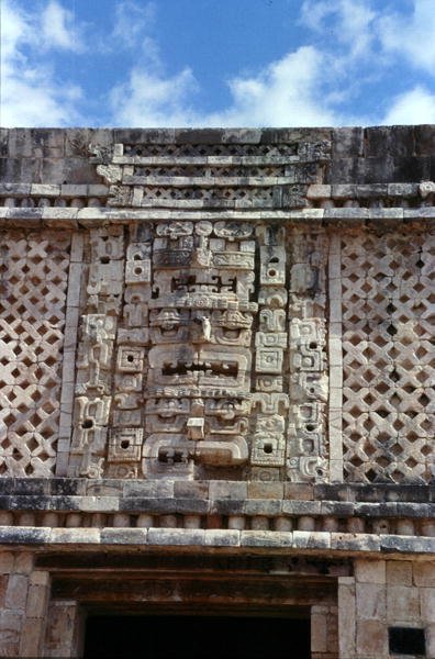 Řezbářský detail z východní budovy kláštera Quadrangle, pozdní klasika Maya, cca 700-900 n. l. (foto) od Mayan Mayan