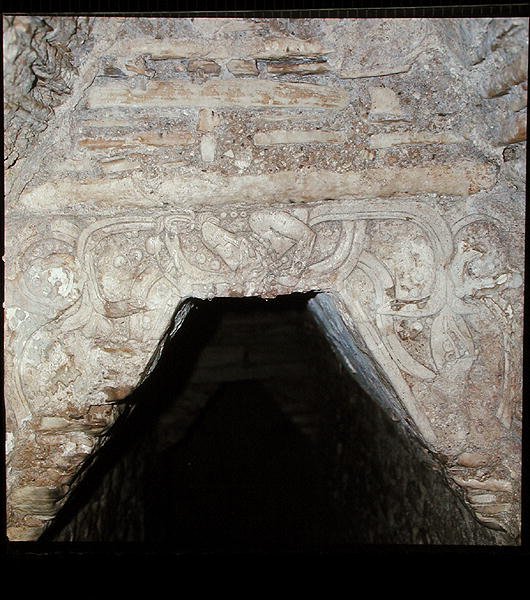 Řezba ze suterénu paláce, pozdní klasika Maya (foto) od Mayan Mayan