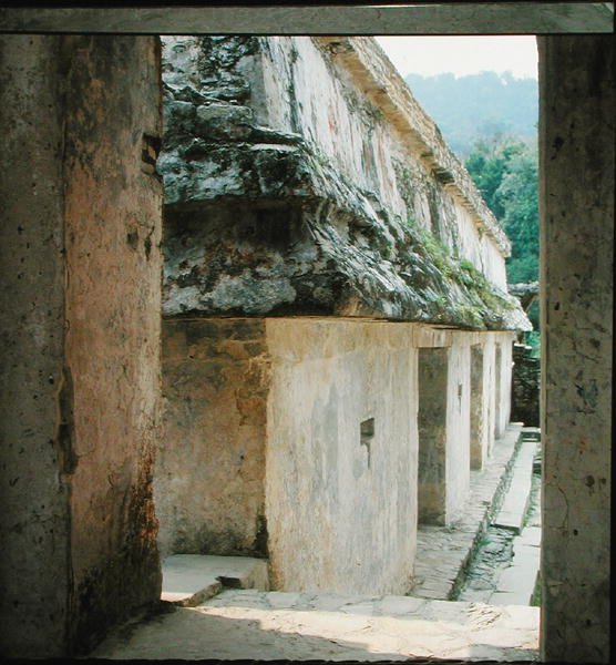 Nádvoří v paláci, pozdní klasika Maya (foto) od Mayan Mayan