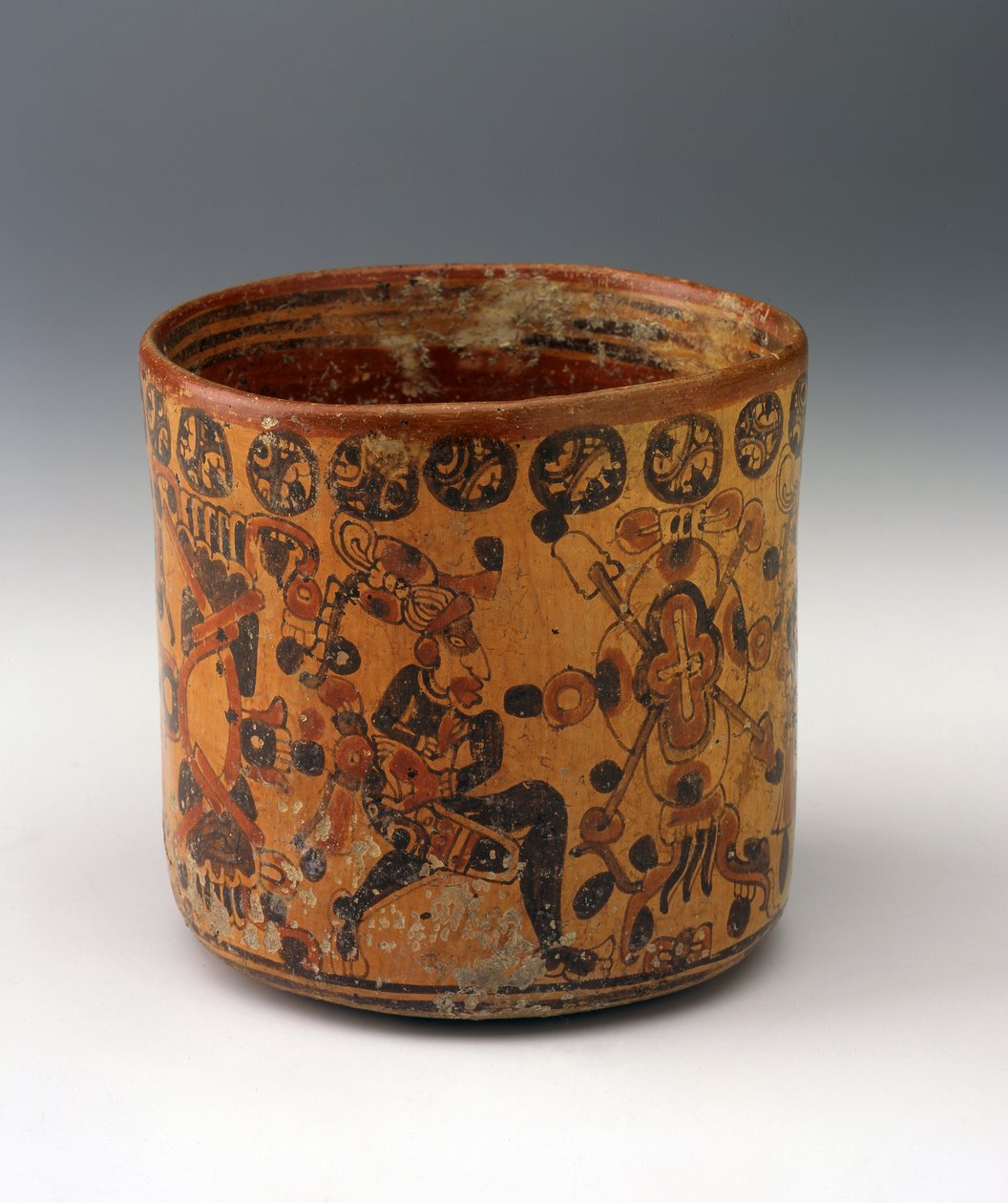 Válcová váza, c.650-850 (keramika s červenou a černou na oranžovém skluzu) od Mayan Mayan