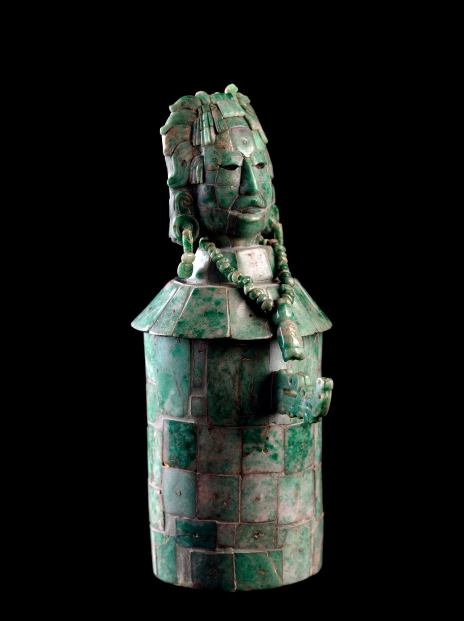 Válcová váza s jadeitovou mozaikou, na víku je mužská hlava s peříčkovou čelenkou. Od Tikal, c. 250 až 900 od Mayan Mayan