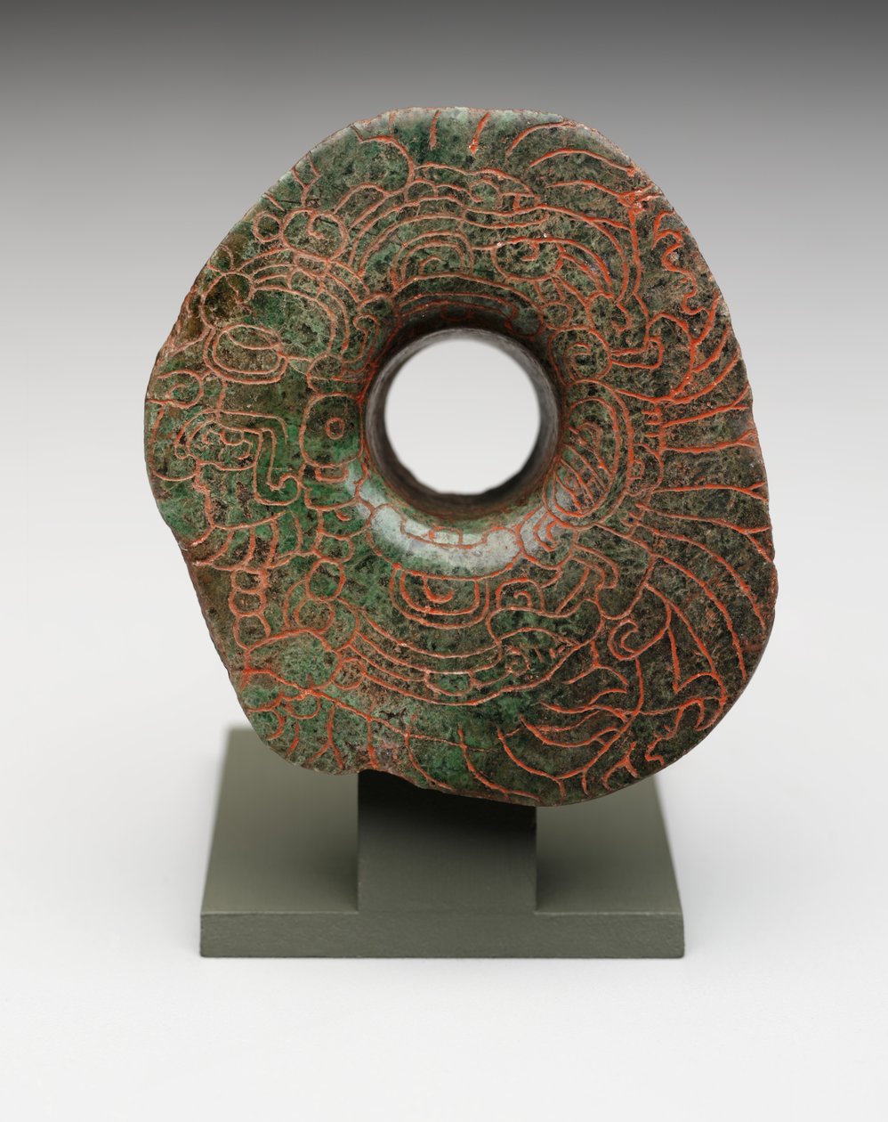 Earflare s vyříznutým obrazem hlavního ptačího božstva, cca 300-500 (jadeit) od Mayan Mayan
