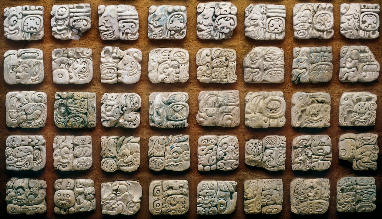 Mayský kalendář (320-1697) složený z různých glyfů (ryté kameny) od Mayan Mayan