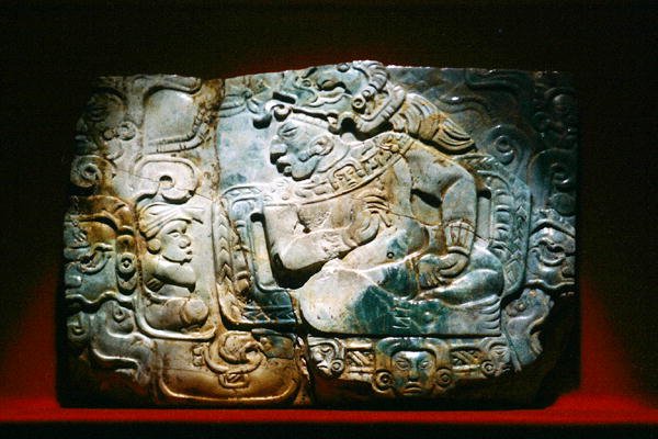 Pektorál krále a dvořana, z Nebaje, Guatemala, klasické období (nefrit) od Mayan Mayan