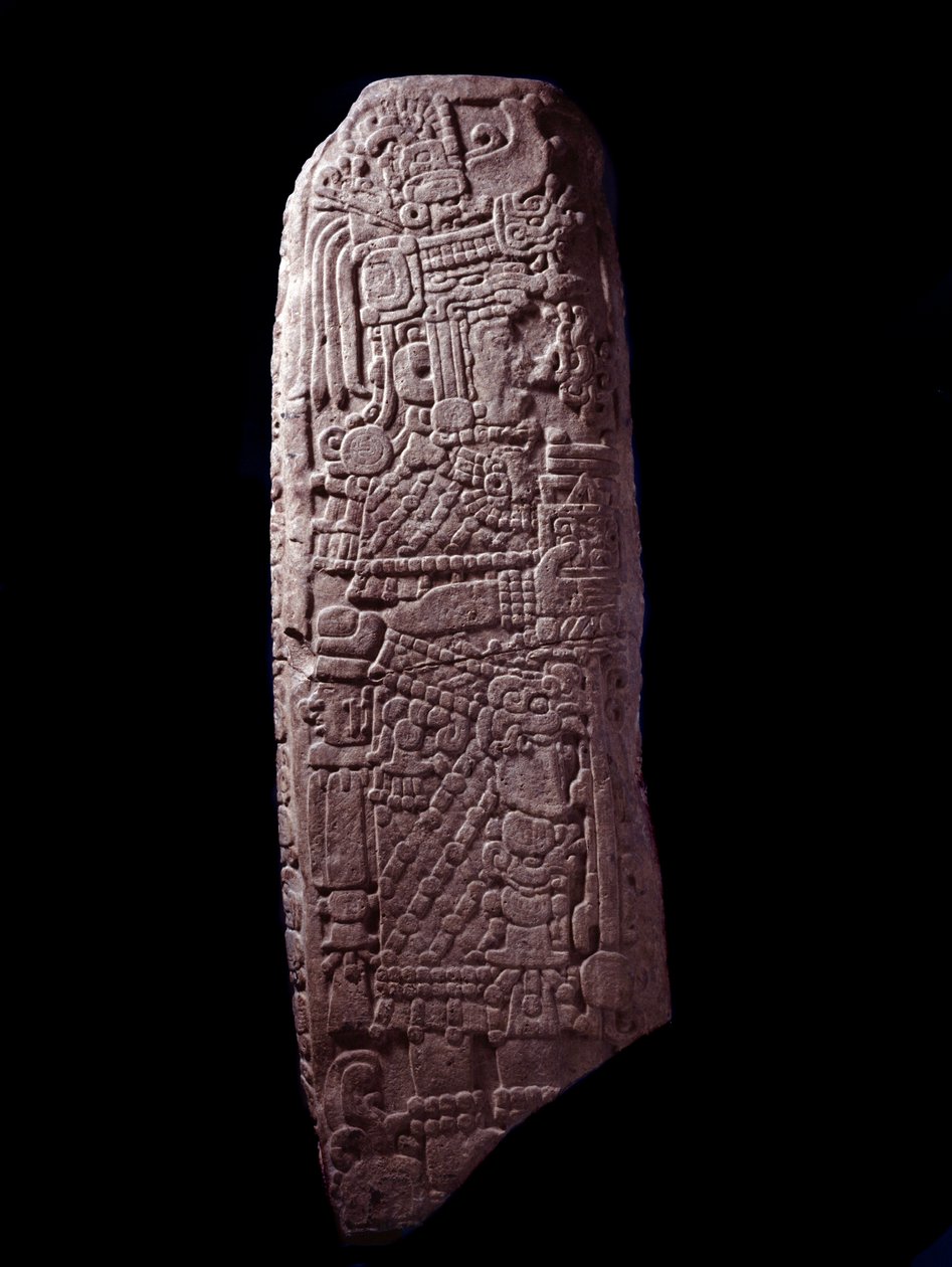 Předkolumbijské umění, civilizace Mayů, počáteční klasické období: kamenná stéla 5 z El Zapote, Peten, Guatemala. Slunce. h. 127 cm Guatemala, Museo Nazionale di Archeologia e Etnologia – předkolumbovské umění, mayská civilizace, klasické období (asi 250 a od Mayan Mayan