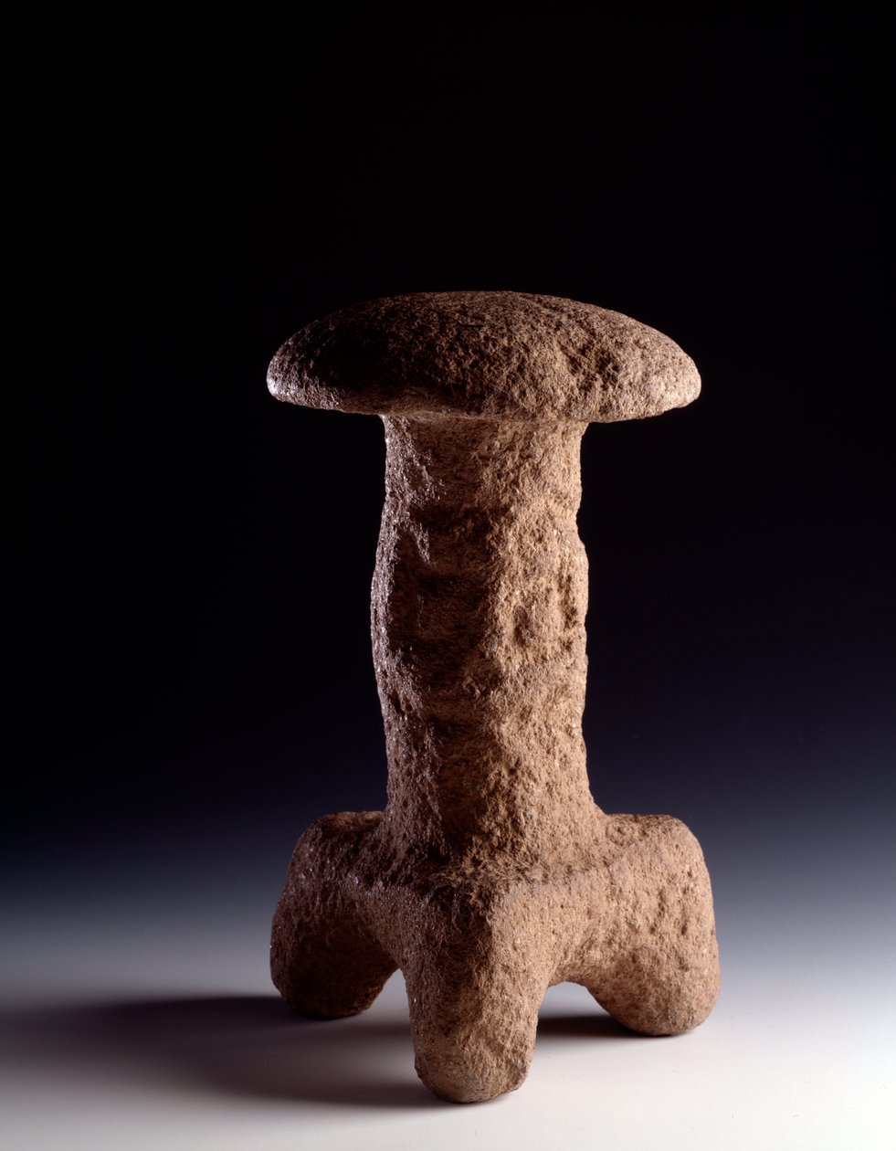 Předkolumbijské umění, mayská civilizace, klasické období: kamenná socha v podobě trojnožky. z Chimaltenango v Guatemale. Ztlumit. 31,3 x šířka 18 cm Guatemala, Museo Nazionale di Archeologia e Etnologia od Mayan Mayan