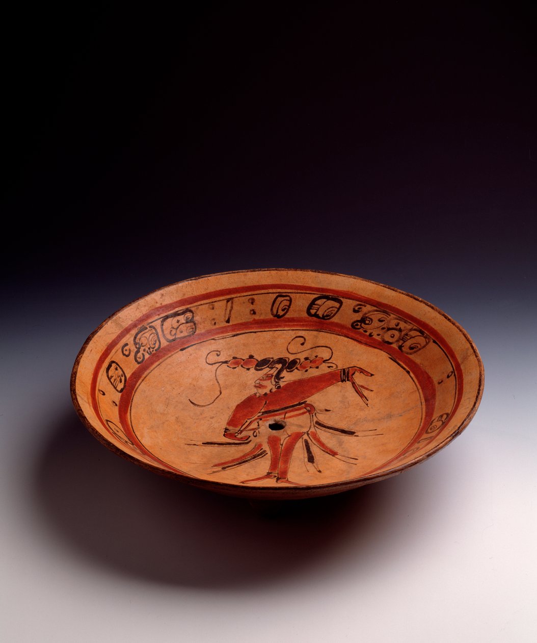 Předkolumbovské umění, mayská civilizace, klasické období: stativová váza v malované hlíně. Z Peten, Guatemala. Slunce. h. 7,7 x pr. 35,2 cm Guatemala City, Museo Nazionale di Archeologia a Etnologia od Mayan Mayan