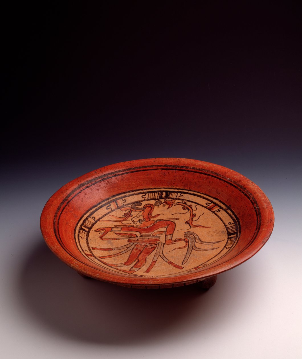 Předkolumbovské umění, mayská civilizace, klasické období: stativová váza v malované hlíně. Z Peten, Guatemala. Slunce. h. 8 x průměr 33,8 cm Guatemala City, Museo Nazionale di Archeologia a Etnologia od Mayan Mayan