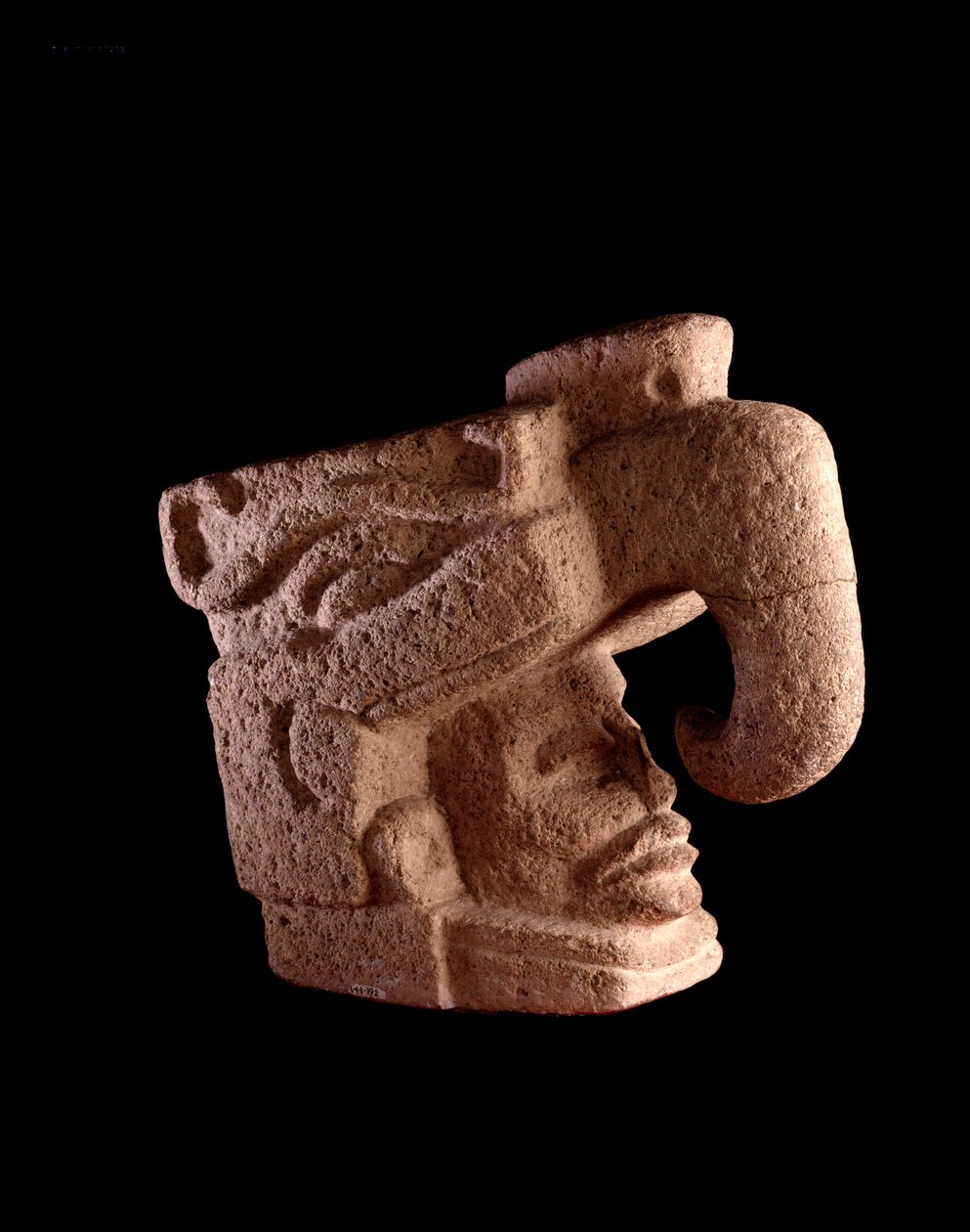 Předkolumbijské umění, mayská civilizace, předklasické období: kamenná socha zobrazující hlavu muže vystupující z úst zoomorfního boha připomínajícího nebeského ptáka. Ztlumit. 38 x šířka. 46 cm Guatemala, Museo Nazionale di Archeologia e Etnologia - Pre-C od Mayan Mayan