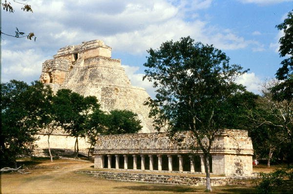 Dům ptáků a hudební pyramida, pozdní klasika Maya, cca 700-900 n. l. (foto) od Mayan Mayan