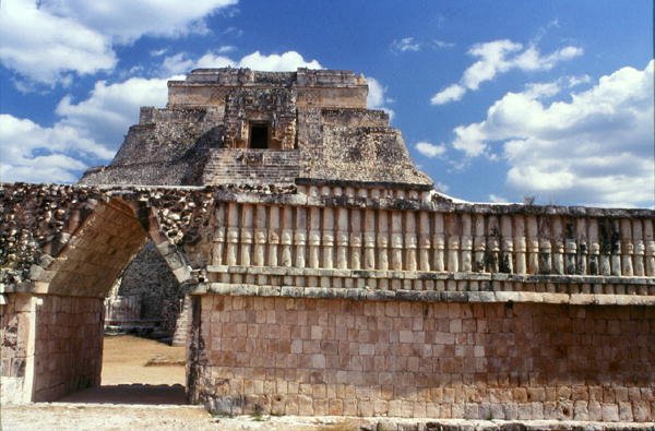 The House of the Birds with the Pyramid of Magician back, Late Classic Maya, cca 700-900 AD (foto) od Mayan Mayan