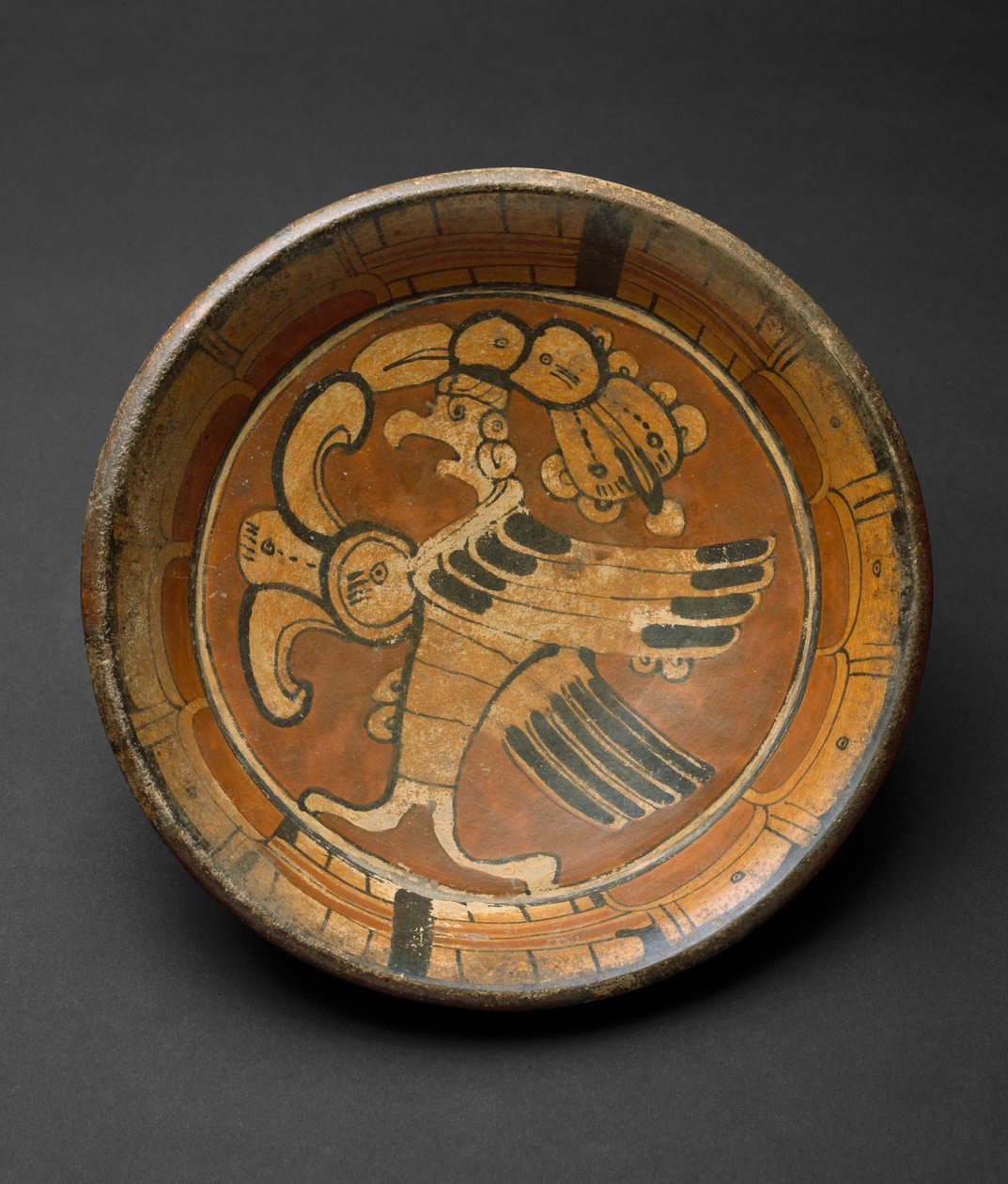 Stativová deska s nadpřirozeným ptákem, 550-800 AD (hliněné nádobí s polychromovanou malbou) od Mayan Mayan