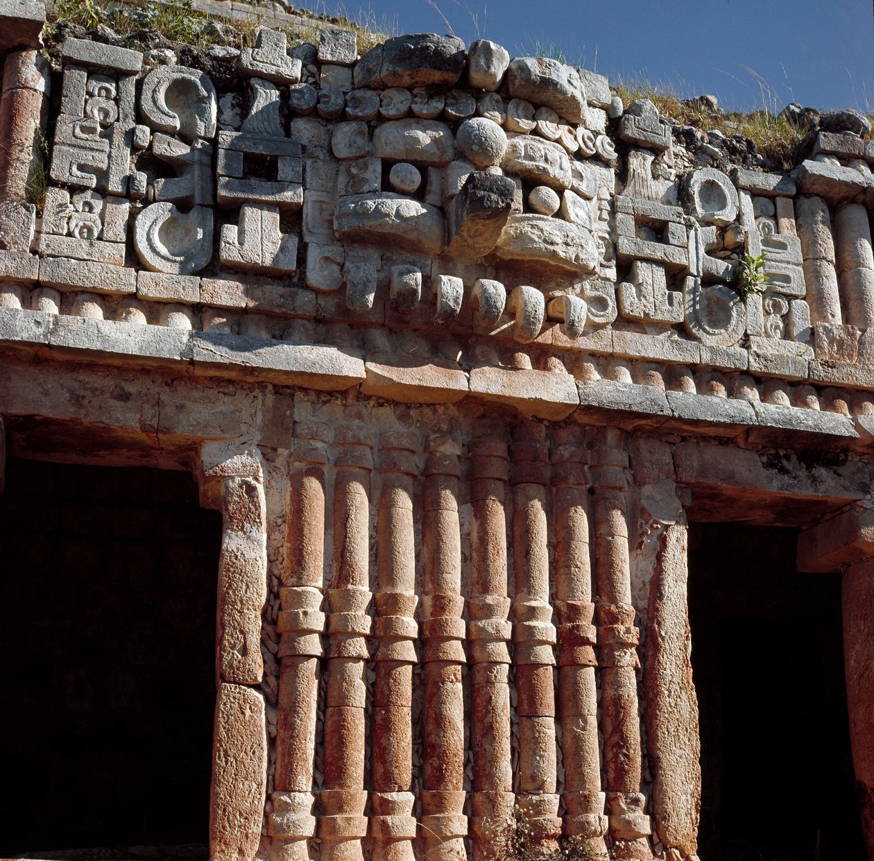 Pohled na palác od Mayan Mayan
