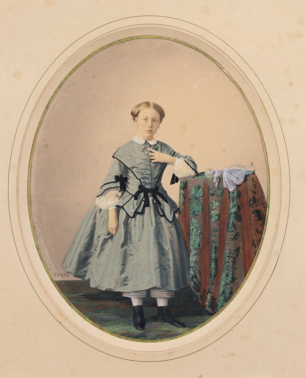 Portrét Madeleine de Malaret, jedné z Petites Filles Modeles hraběnky de Segur (barevné foto) od Mayer Freres