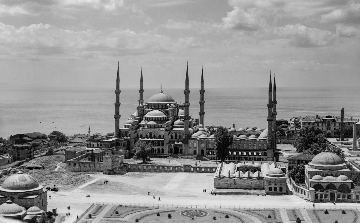 Letecký snímek Modré mešity v Istanbulu alias mešity sultána Ahmeda, historické stavby z osmanské éry, která je... od Maynard Owen Williams