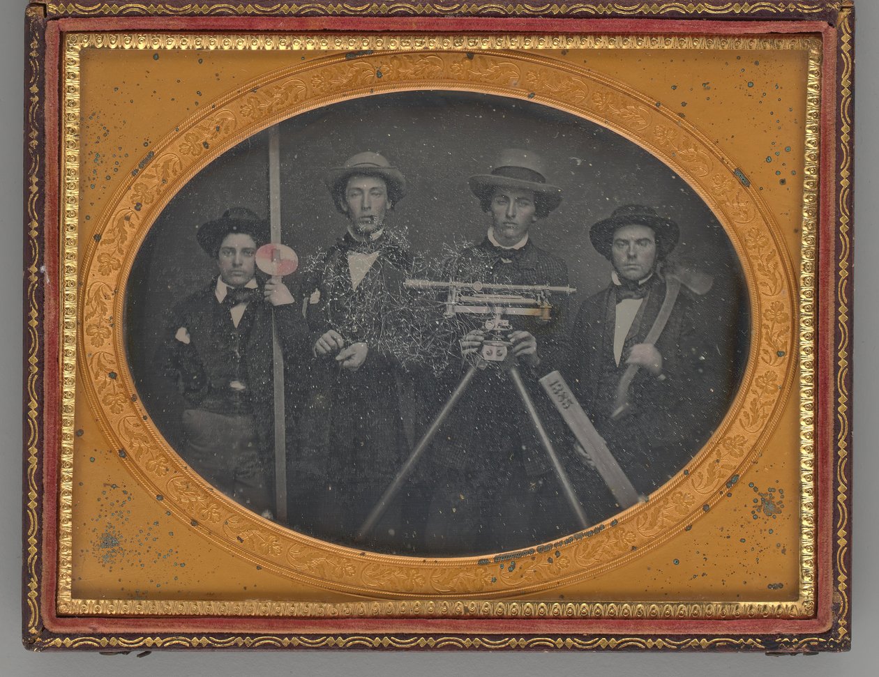 Skupinový portrét zeměměřičů bez názvu, 1855. od McDonell and Co.