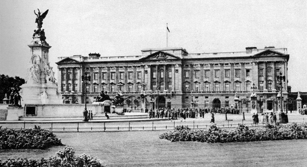 Buckinghamský palác po jeho restaurování, Londýn, 1926-1927. od McLeish